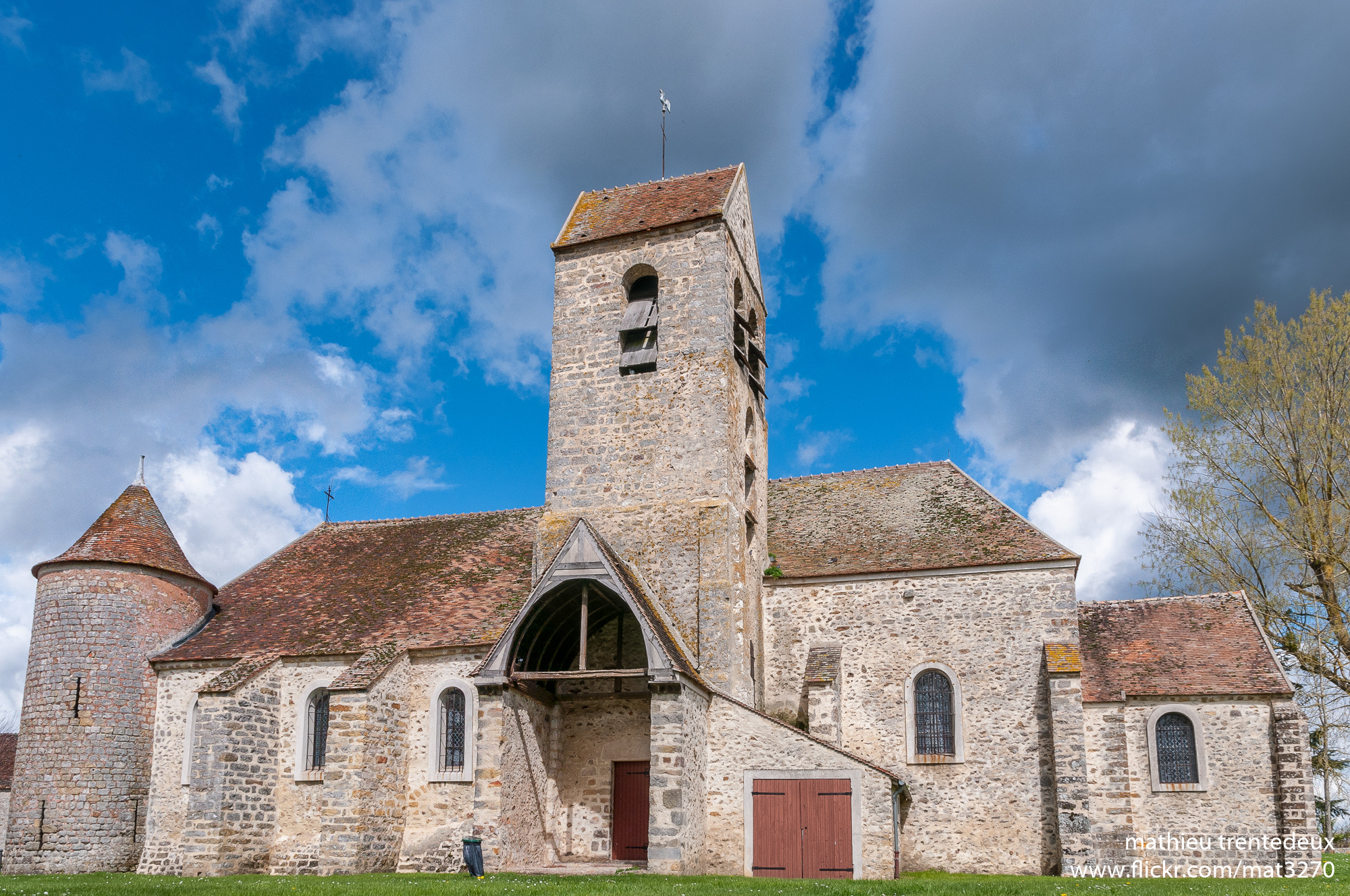 Nikon D90 + Sigma 17-70mm F2.8-4 DC Macro OS HSM | C sample photo. Eglise de grandpuits photography