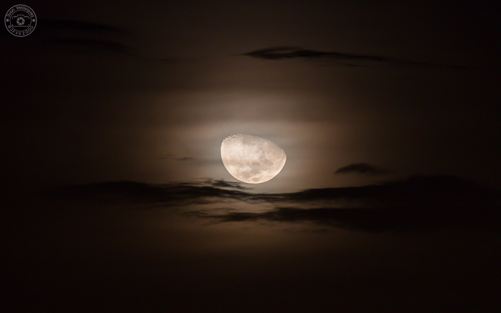 Canon EOS 650D (EOS Rebel T4i / EOS Kiss X6i) sample photo. Luna bogotana photography