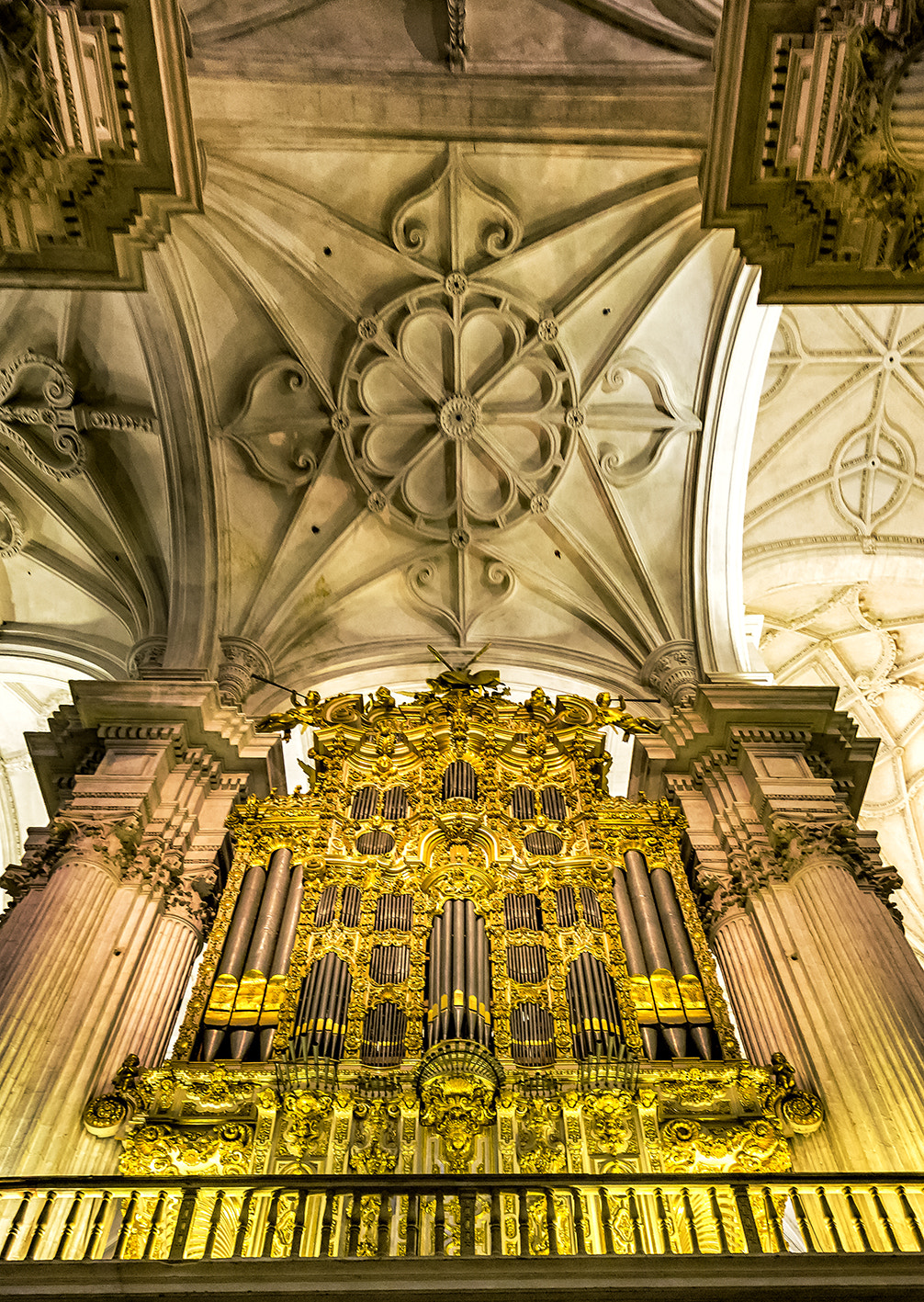 Canon EOS 1200D (EOS Rebel T5 / EOS Kiss X70 / EOS Hi) + Canon EF 17-40mm F4L USM sample photo. One of the organs in the cathedral of granada photography