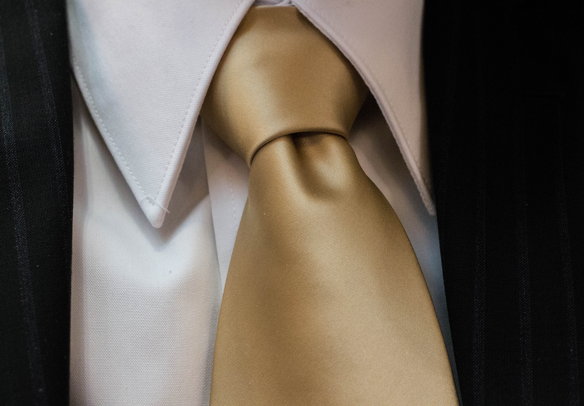 Canon EF 35mm F2 IS USM sample photo. Gold tie photography