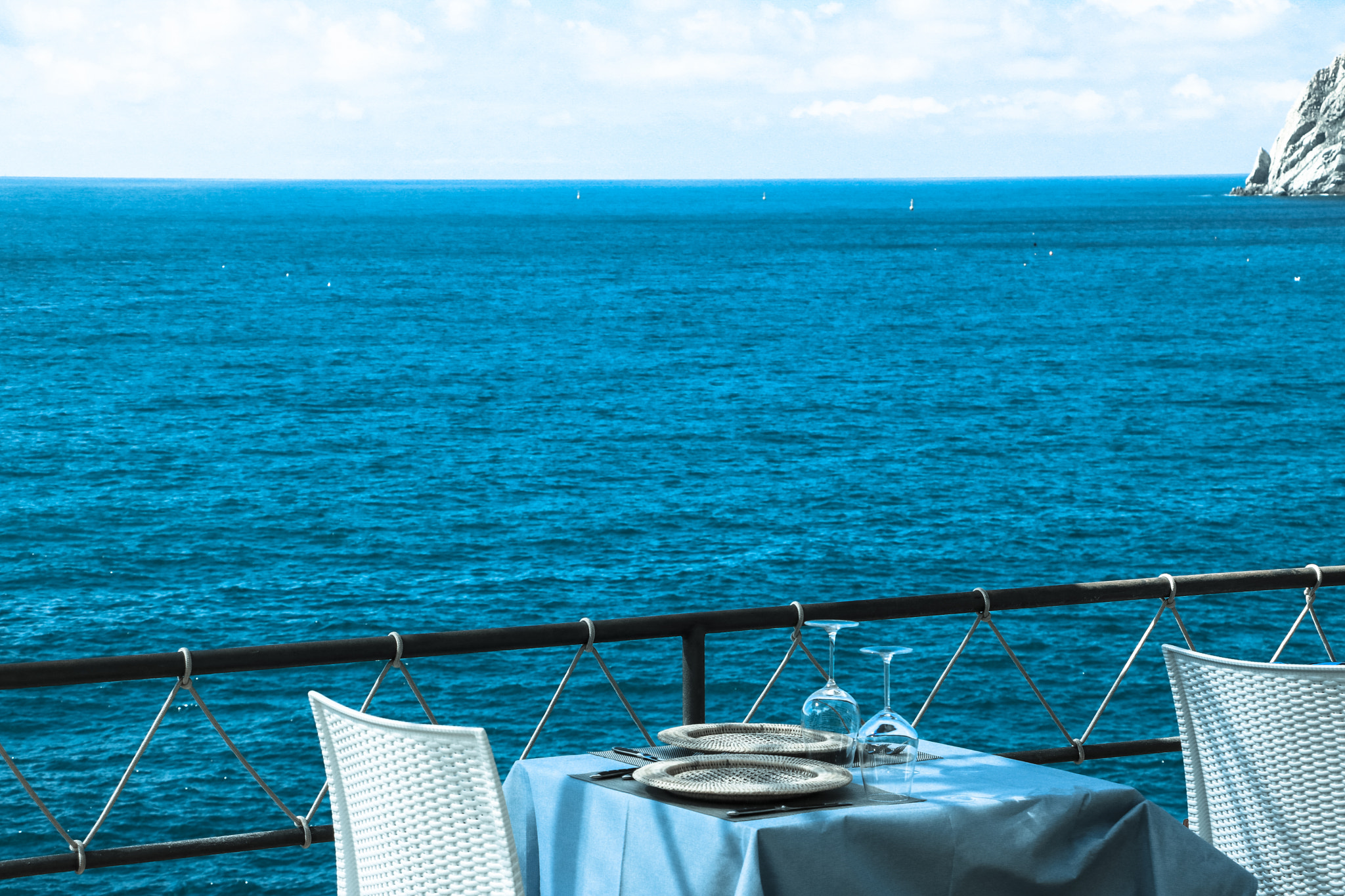 Canon EF-S 18-135mm F3.5-5.6 IS STM sample photo. Lunch on the sea photography