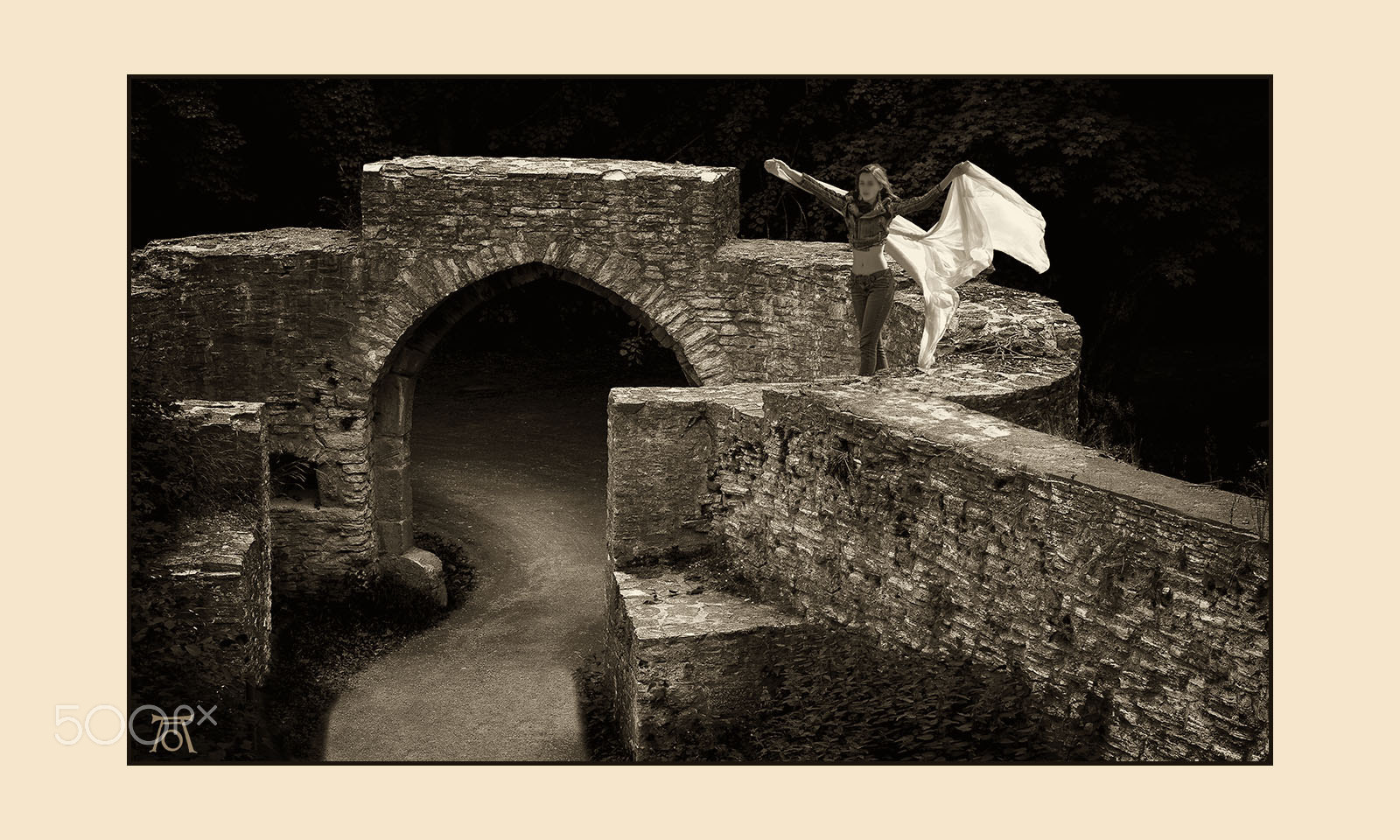Panasonic Lumix DMC-GH3 sample photo. Ghost in a ruin. photography