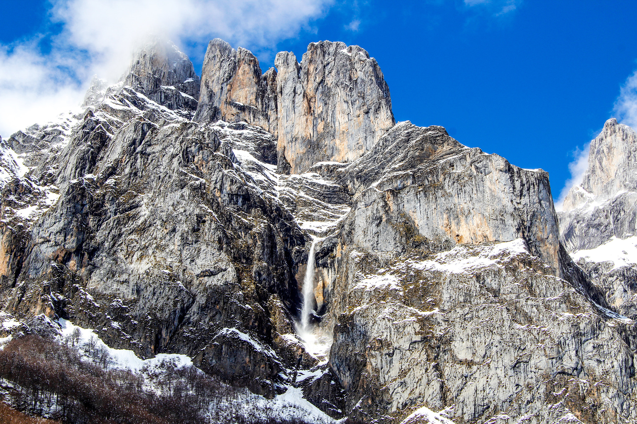 Canon EF-S 17-85mm F4-5.6 IS USM sample photo. Una cascada de nieve photography
