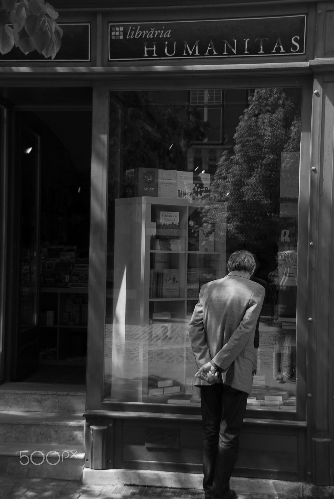 Nikon D200 + Sigma 18-200mm F3.5-6.3 DC sample photo. Old man looking on a library mirror photography