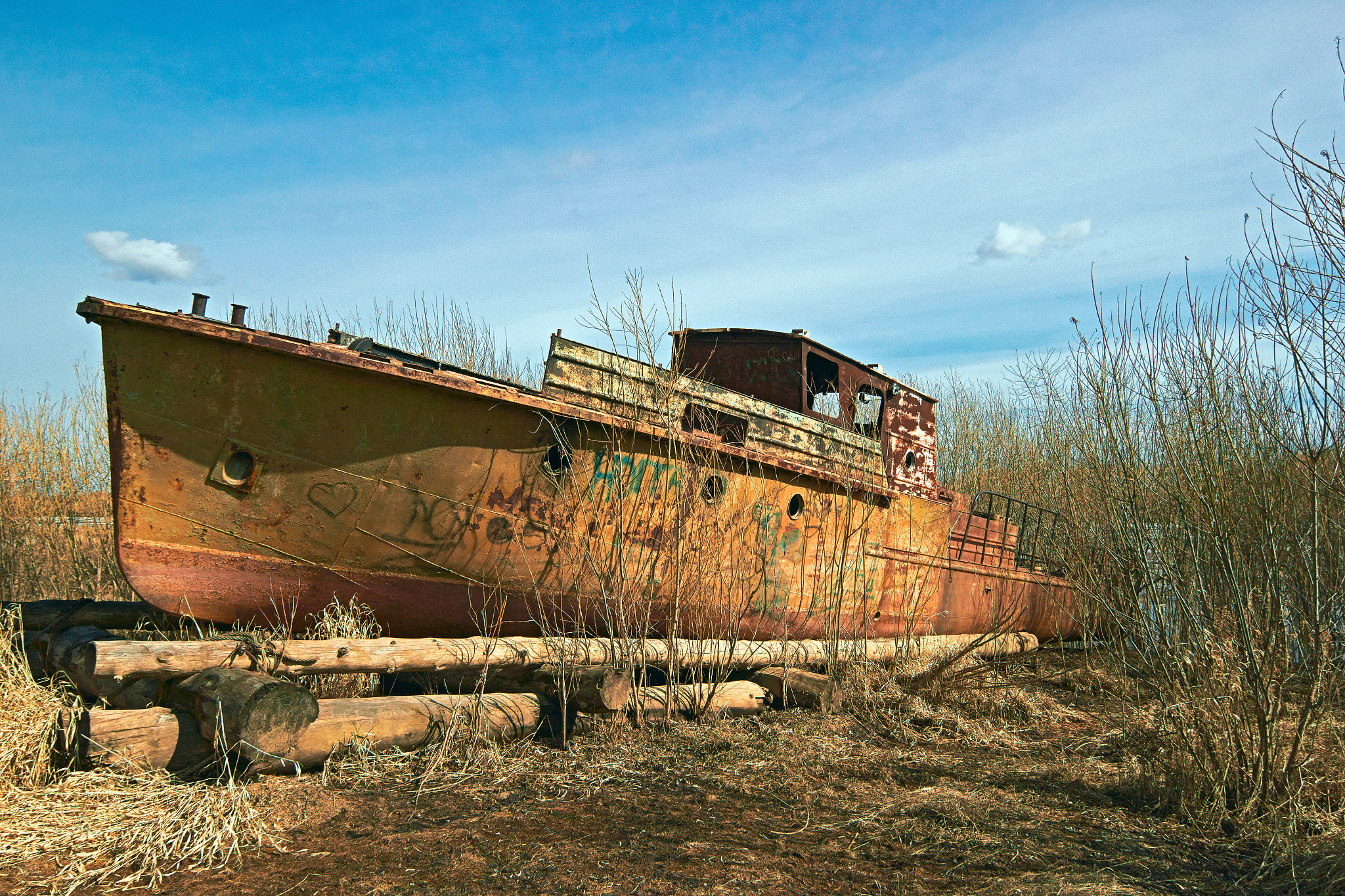 Tamron SP AF 17-50mm F2.8 XR Di II LD Aspherical (IF) sample photo. Old rusty river boat photography