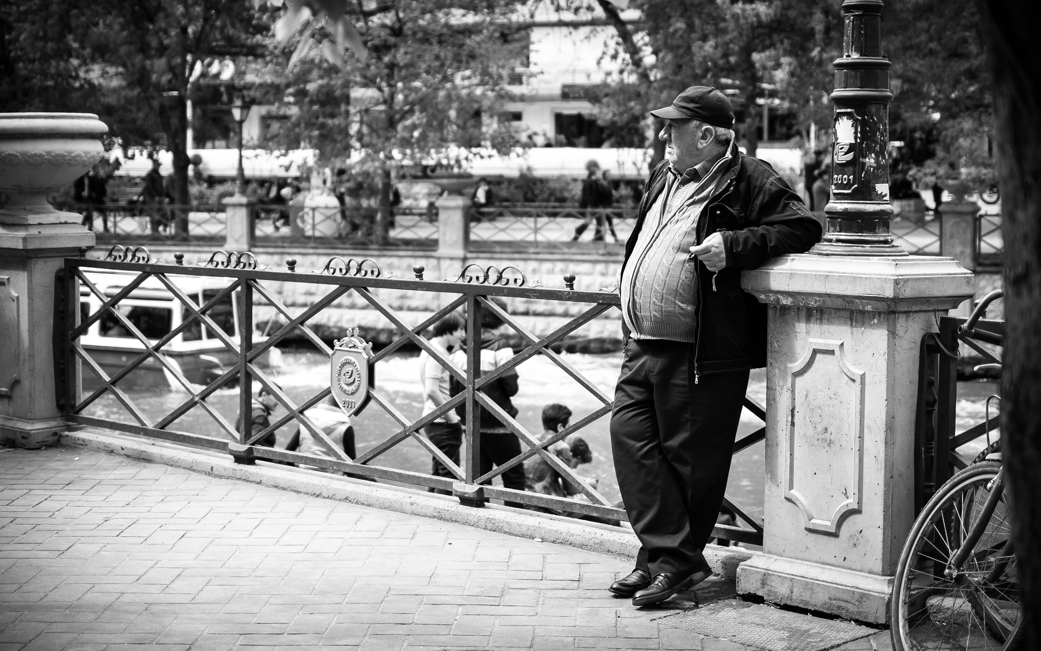 Canon EOS 7D + Canon EF 35mm F2 IS USM sample photo. Old man photography