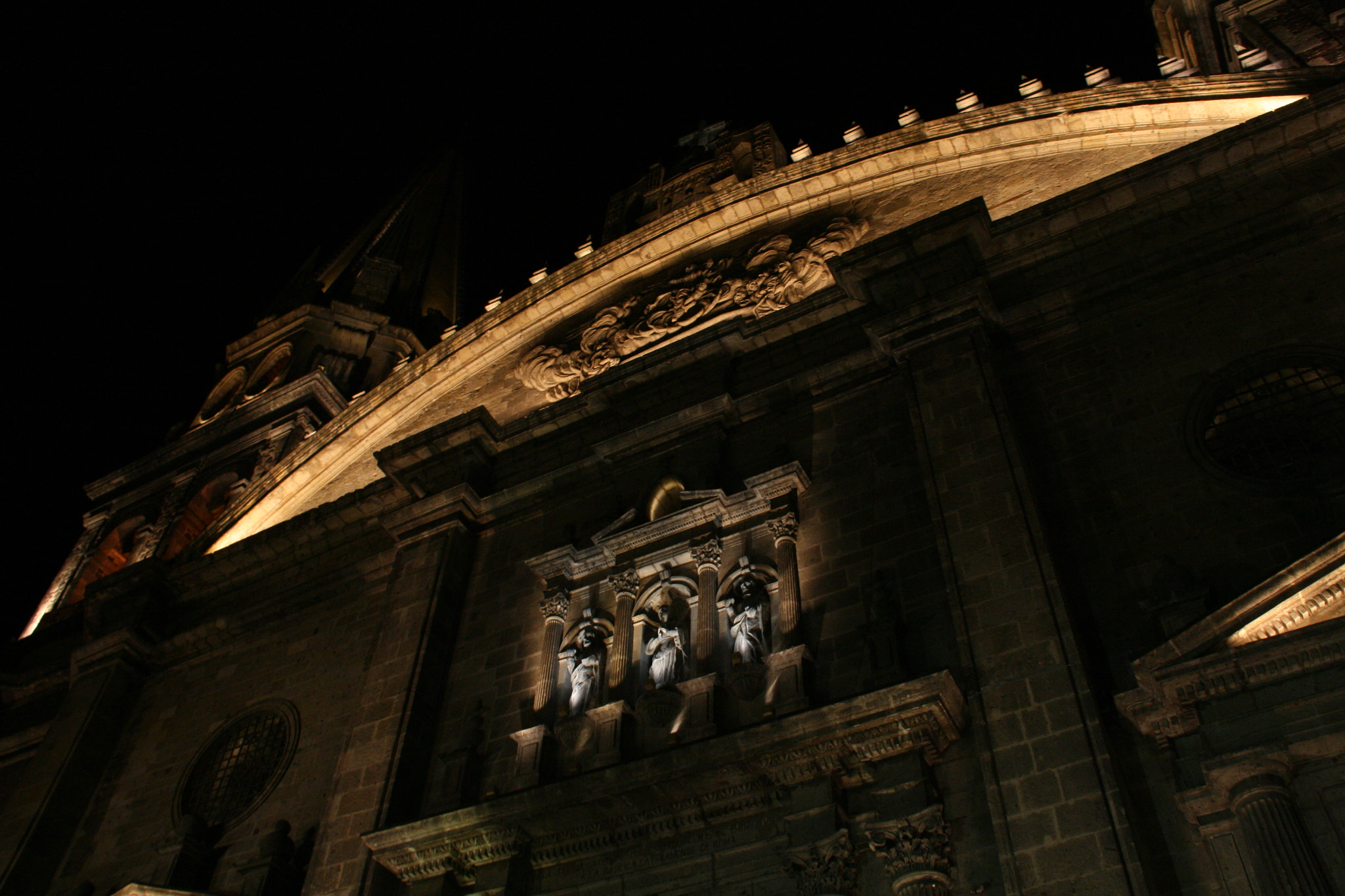 Canon EOS 400D (EOS Digital Rebel XTi / EOS Kiss Digital X) sample photo. In front of the cathedral photography