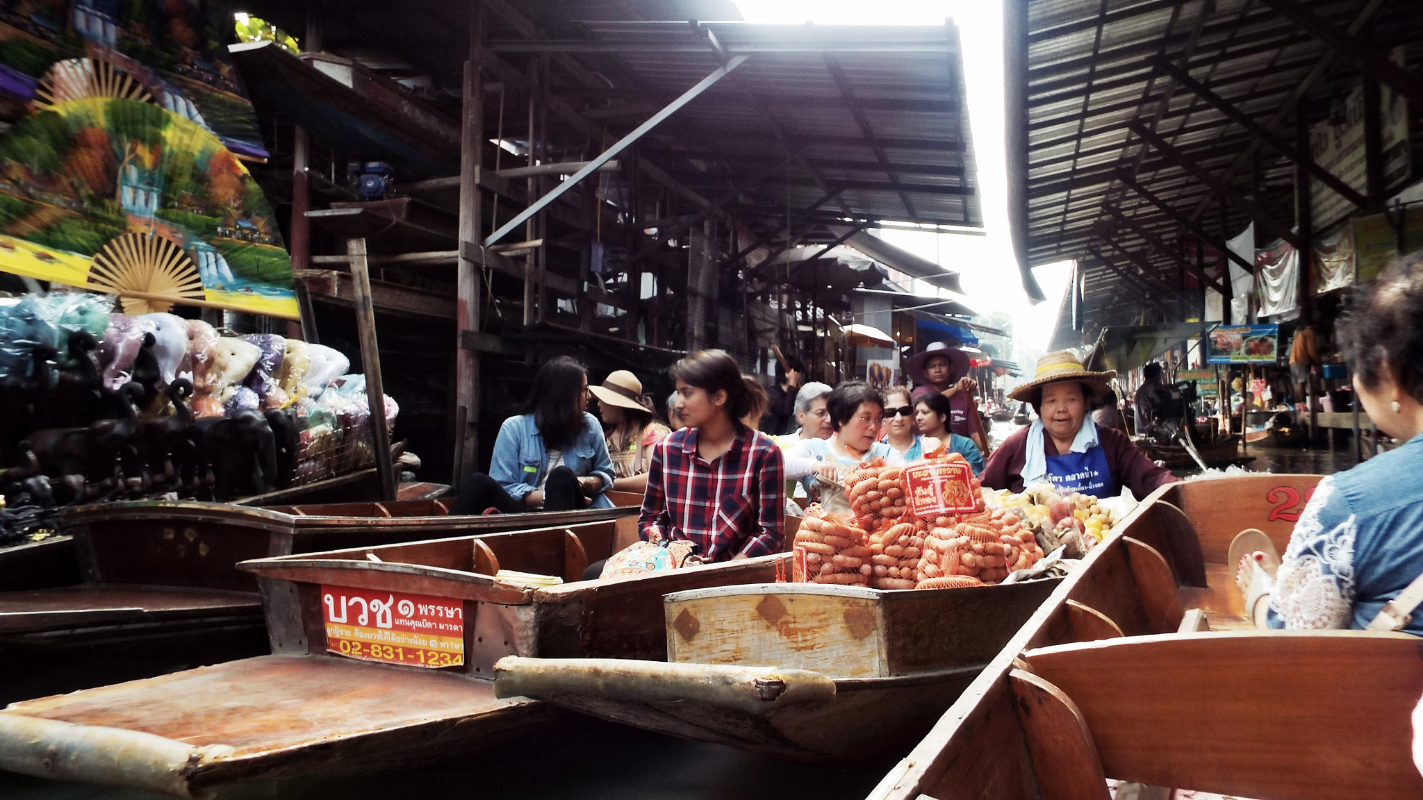 Fujifilm FinePix S9400W sample photo. The floating market photography