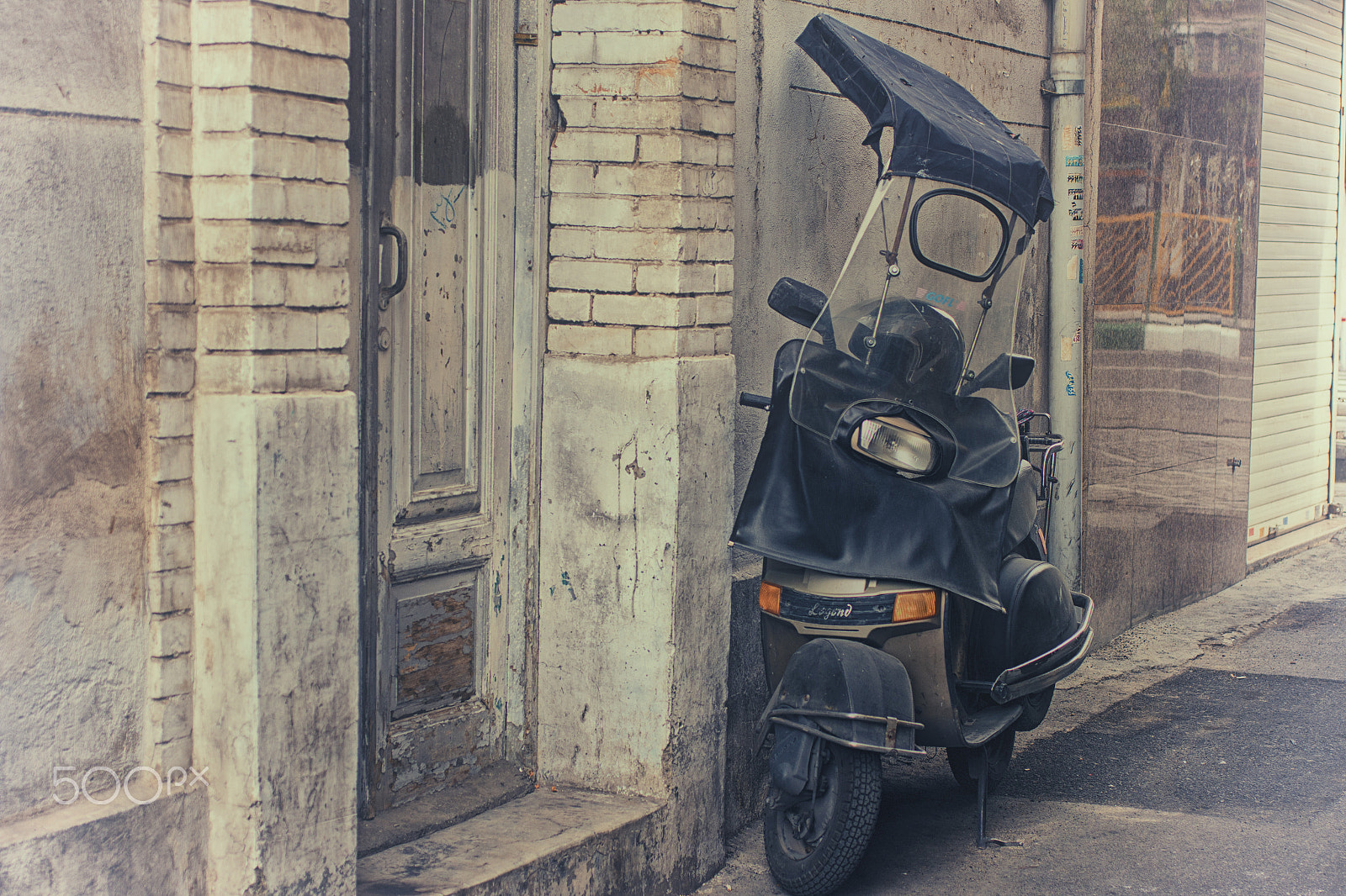 Canon EOS 70D + Sigma 50mm f/2.8 EX sample photo. Old motorcycle photography