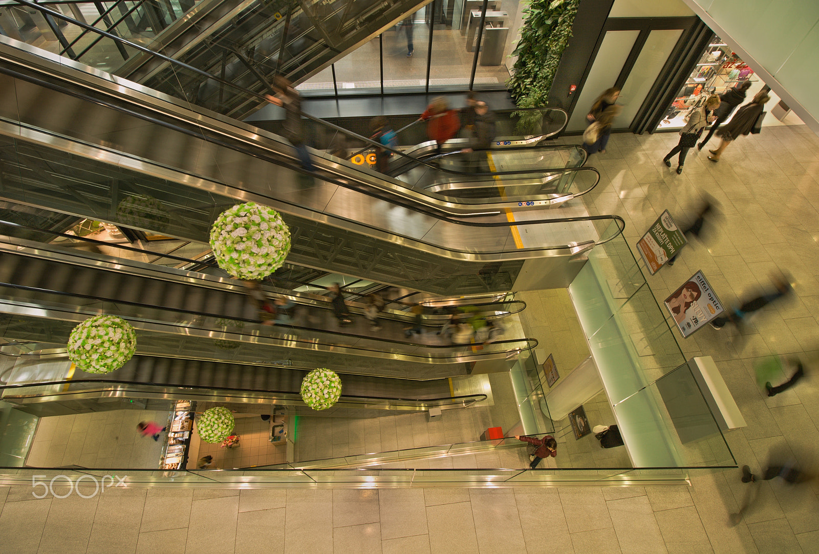 Canon EF-S 10-18mm F4.5–5.6 IS STM sample photo. The people in motion photography