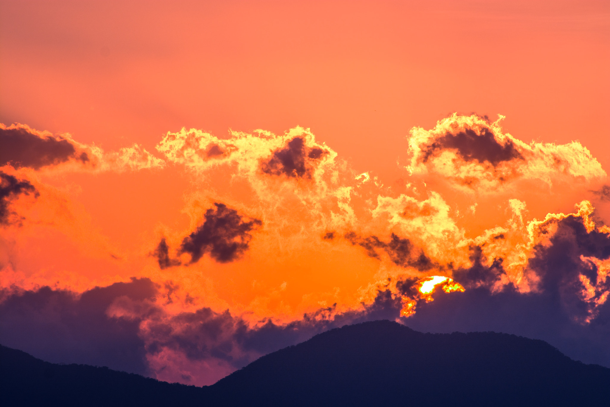 Nikon D5200 + AF Nikkor 300mm f/4 IF-ED sample photo. Arde el cielo photography