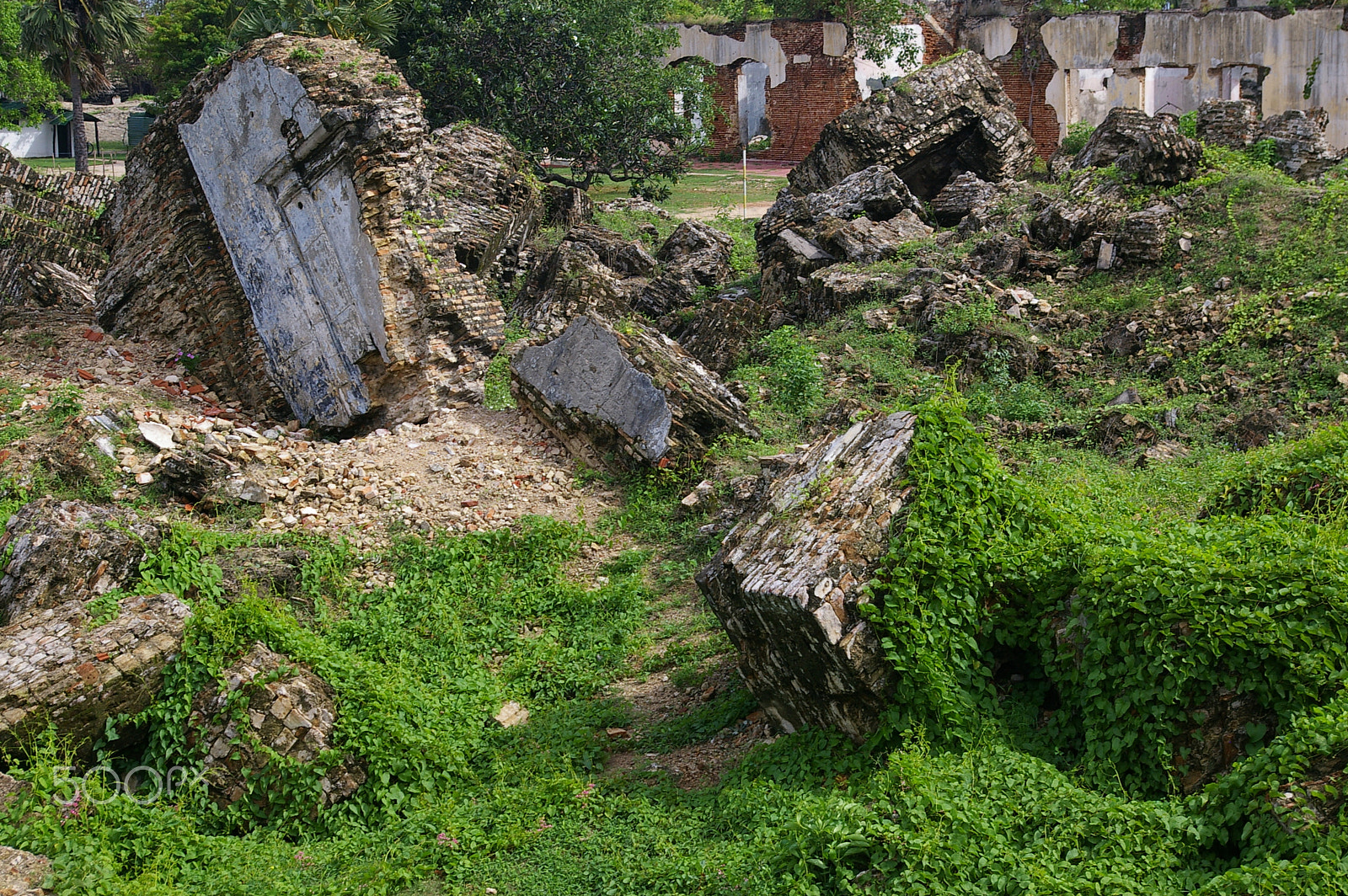 Pentax *ist DL2 sample photo. Ruins of war photography