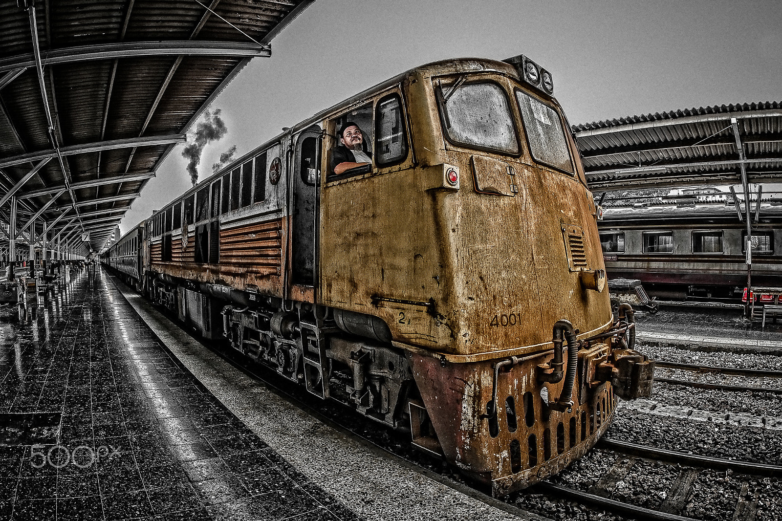 Canon EF 8-15mm F4L Fisheye USM sample photo. Thai train photography