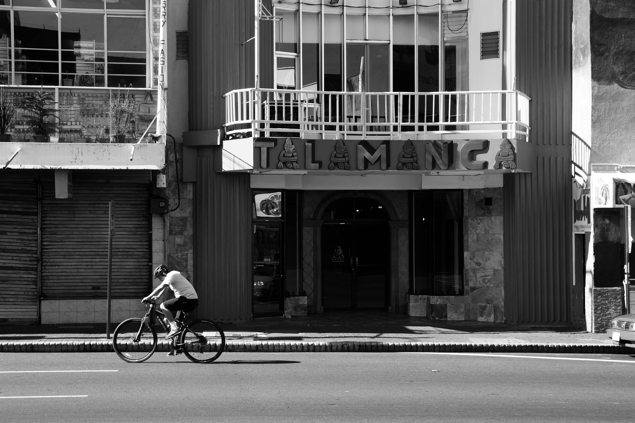 Tamron SP AF 17-50mm F2.8 XR Di II LD Aspherical (IF) sample photo. In the streets of costa rica with camera in hand photography
