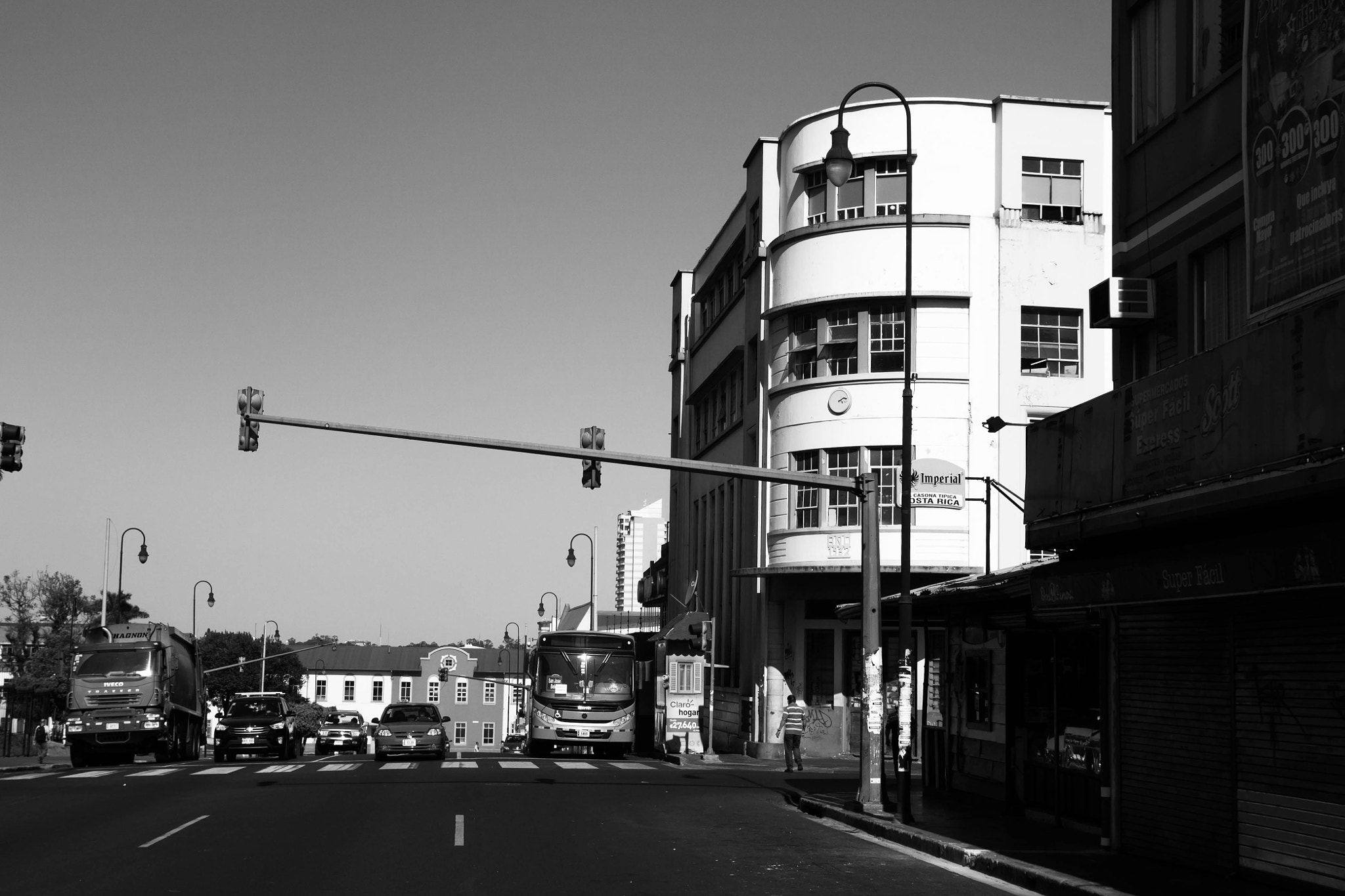 Tamron SP AF 17-50mm F2.8 XR Di II LD Aspherical (IF) sample photo. In the streets of costa rica with camera in hand. photography