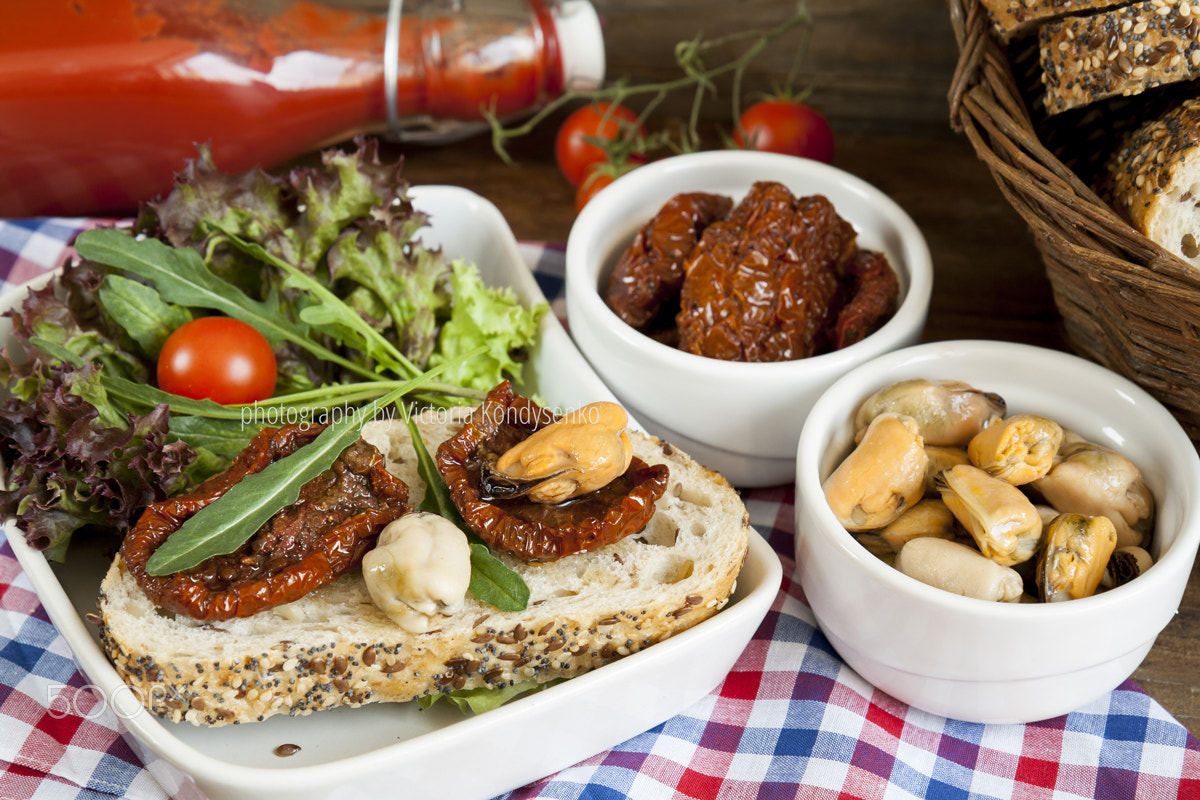 Canon EOS 1000D (EOS Digital Rebel XS / EOS Kiss F) sample photo. Sandwich with sun-dried tomatoes and arugula, sun-dried tomatoes photography