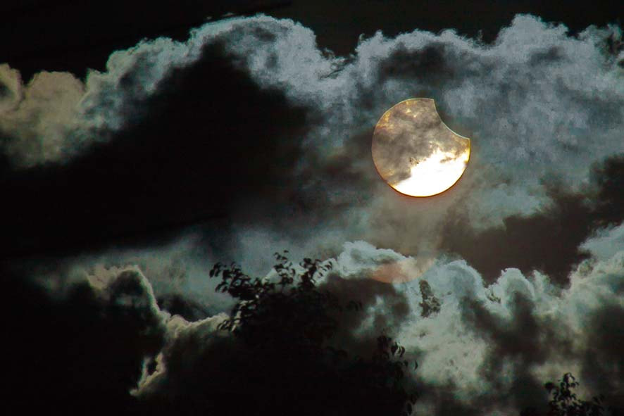 Canon EOS 40D + Canon EF 75-300mm f/4-5.6 USM sample photo. Doble eclipse de luna, por la tierra y por las nubes. photography
