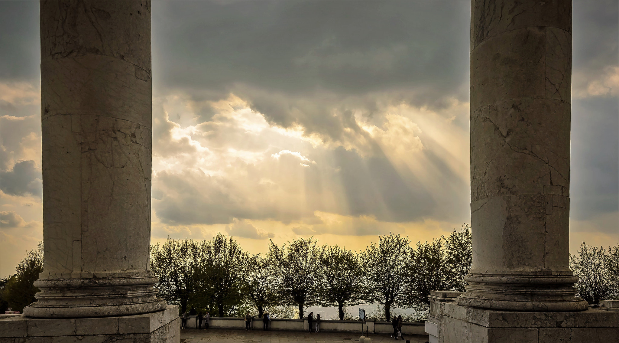 Nikon AF-S Nikkor 16-35mm F4G ED VR sample photo. Between the columns photography