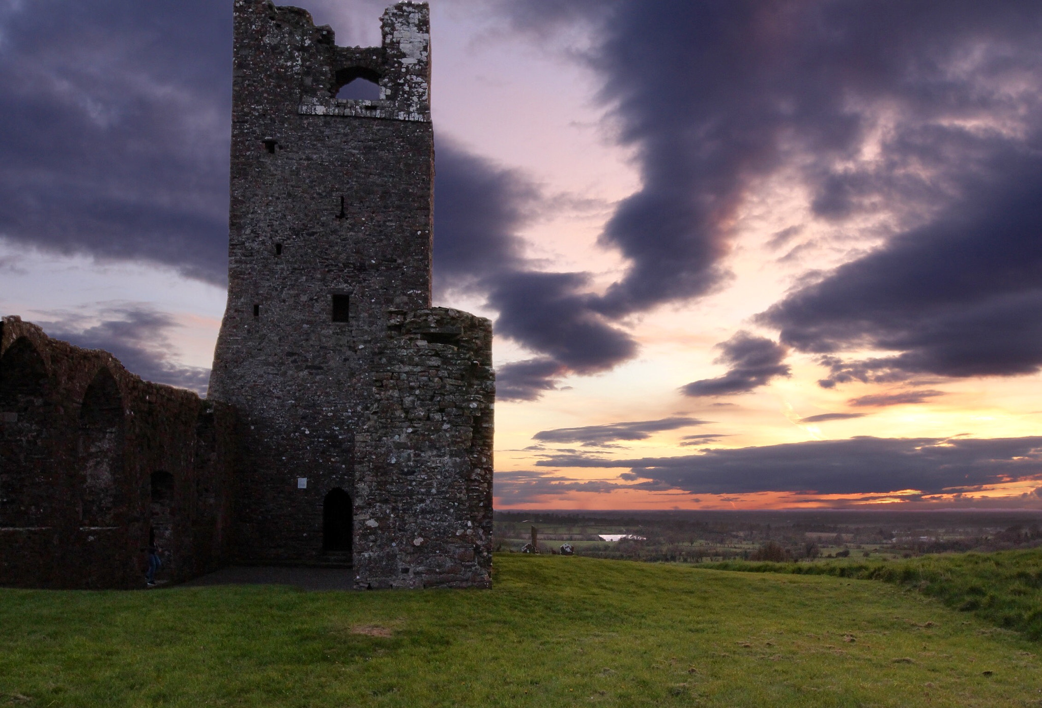 Canon EOS 700D (EOS Rebel T5i / EOS Kiss X7i) + Sigma 20mm F1.4 DG HSM Art sample photo. Skryne tower on top of the hill of skryne at sunset in meath, ireland photography