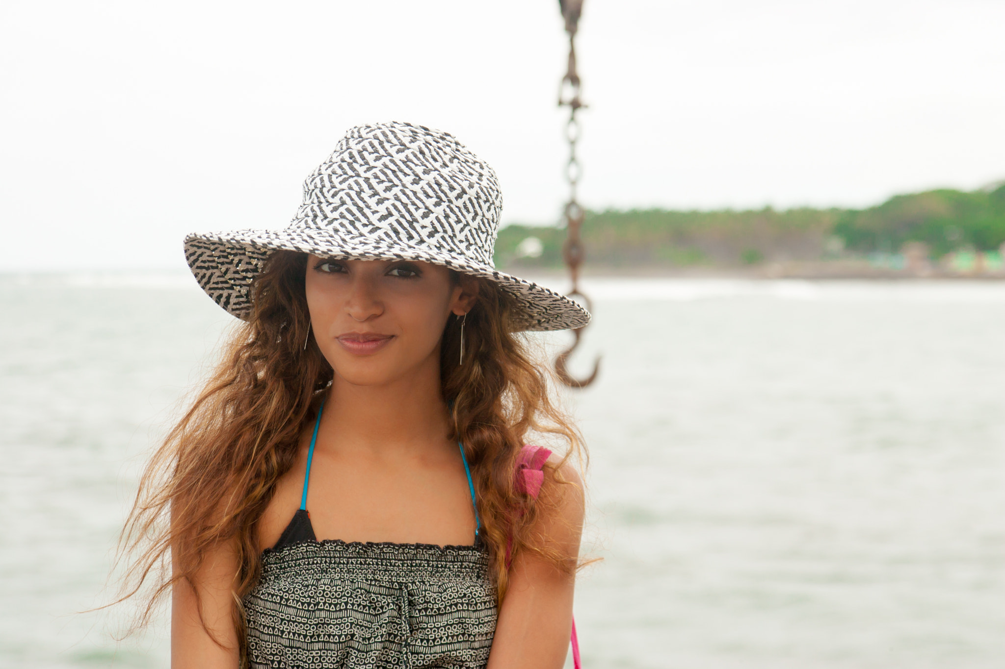 Canon EOS-1D Mark II sample photo. Woman with the ocean background photography