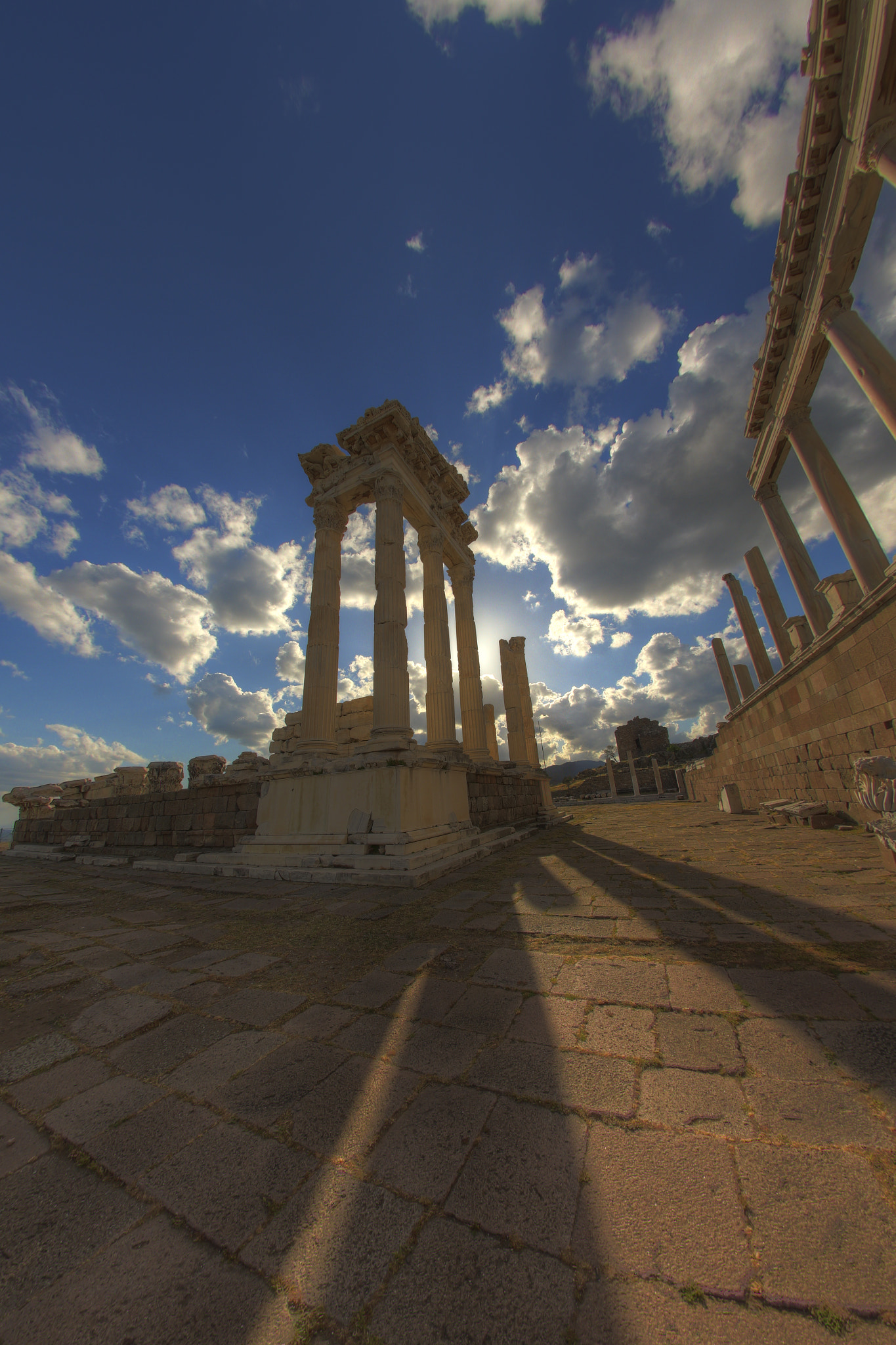 Canon EOS 650D (EOS Rebel T4i / EOS Kiss X6i) + Sigma 8mm F3.5 EX DG Circular Fisheye sample photo. Bergama acropolis photography