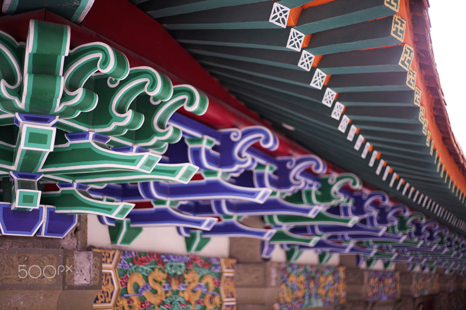50mm F1.8 OSS sample photo. Temple rooftop photography