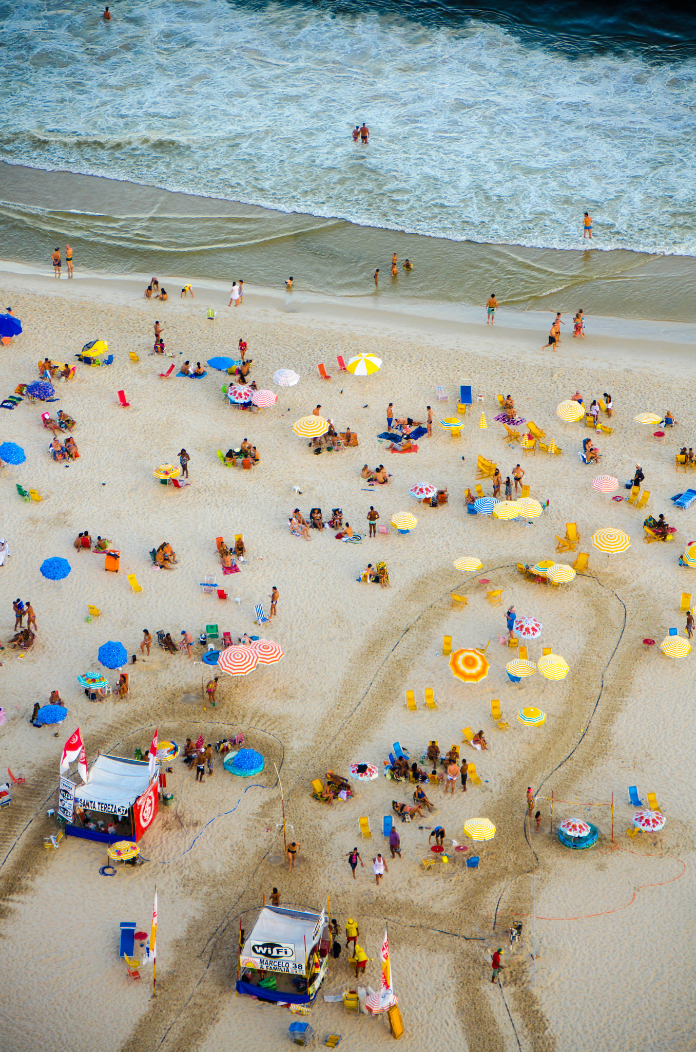 Nikon D5100 + Nikon PC-E Nikkor 24mm F3.5D ED Tilt-Shift sample photo. Blue vs. yellow | 106/365+ photography