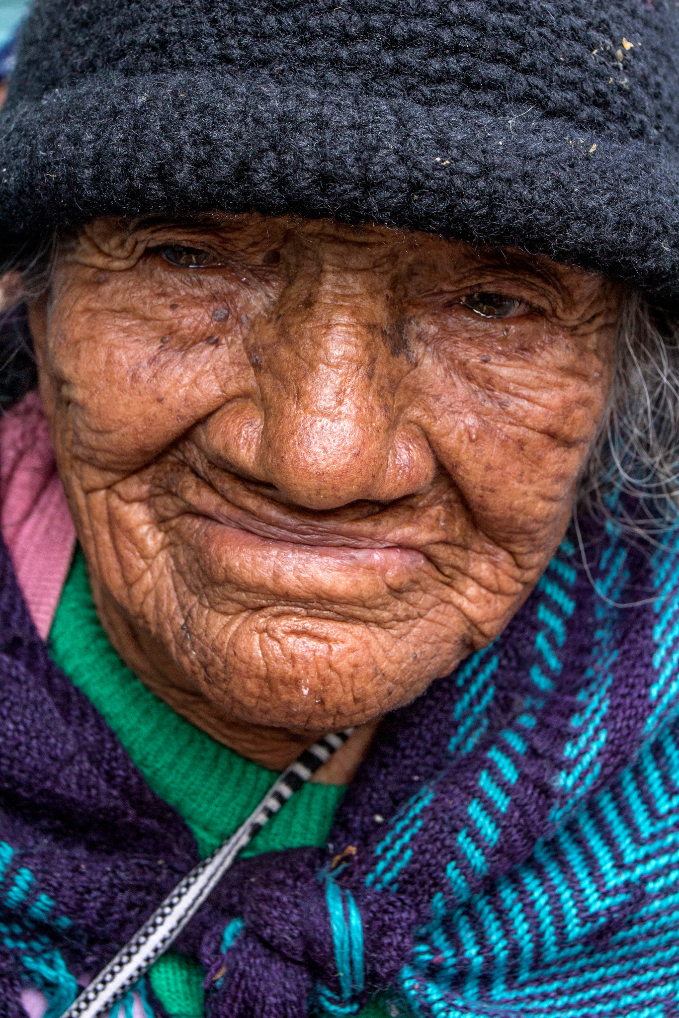 Canon EOS 100D (EOS Rebel SL1 / EOS Kiss X7) + Canon EF 17-40mm F4L USM sample photo. Street portrait, cuenca, ecuador photography