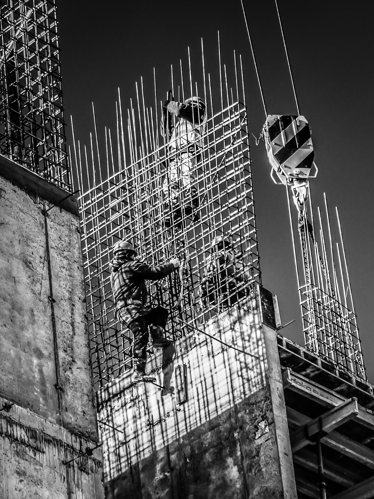 Olympus OM-D E-M10 + OLYMPUS M.12-50mm F3.5-6.3 sample photo. Installers steeplejacks photography