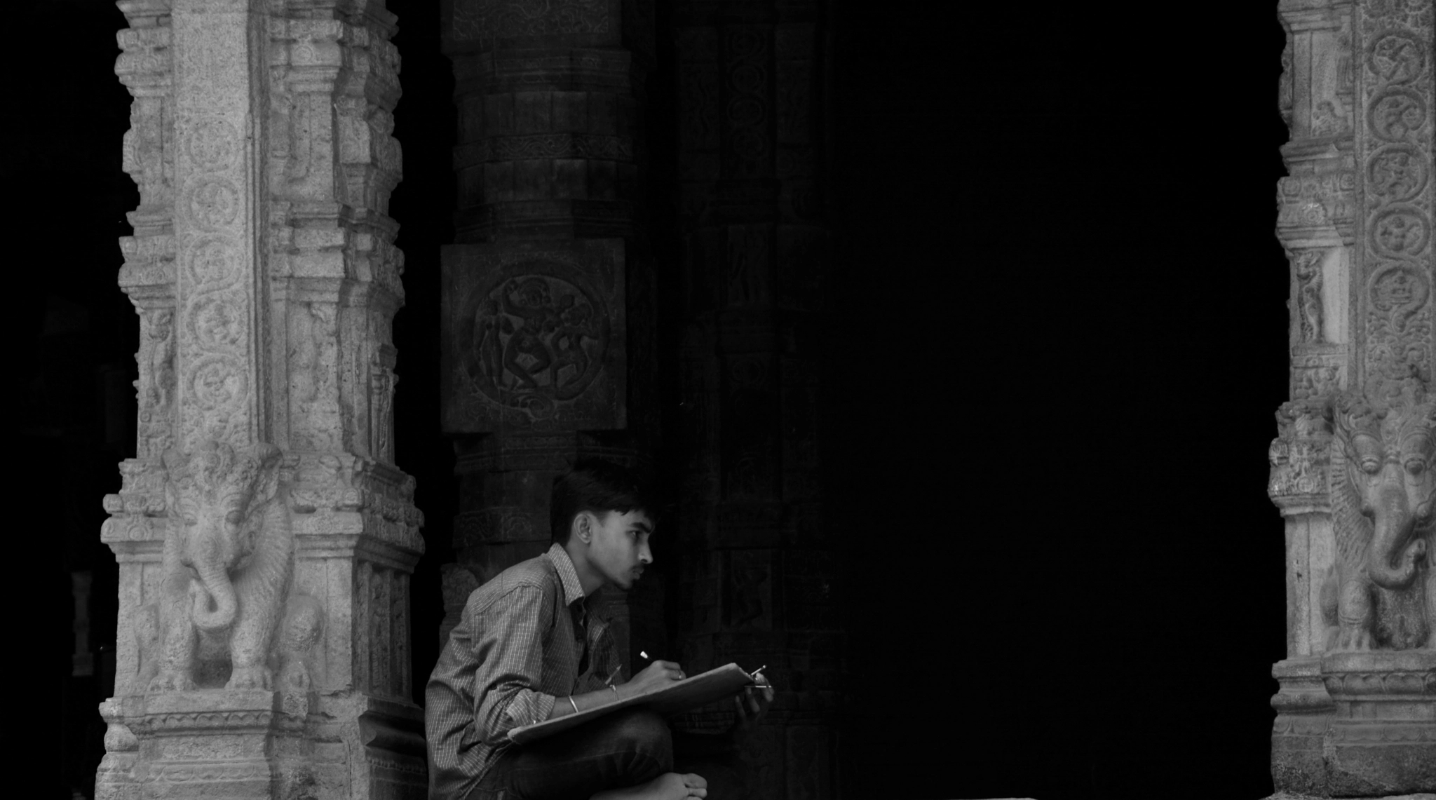 Sigma 18-125mm F3.8-5.6 DC OS HSM sample photo. The artist. photography