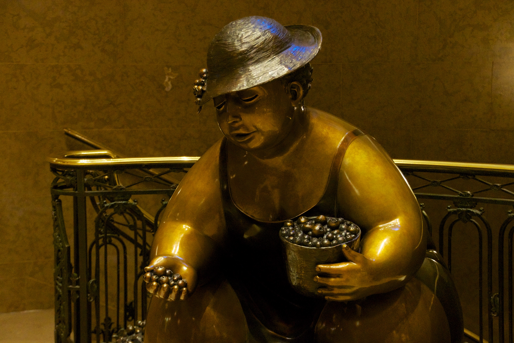 Tamron 18-270mm F3.5-6.3 Di II PZD sample photo. Statue à québec 2 photography
