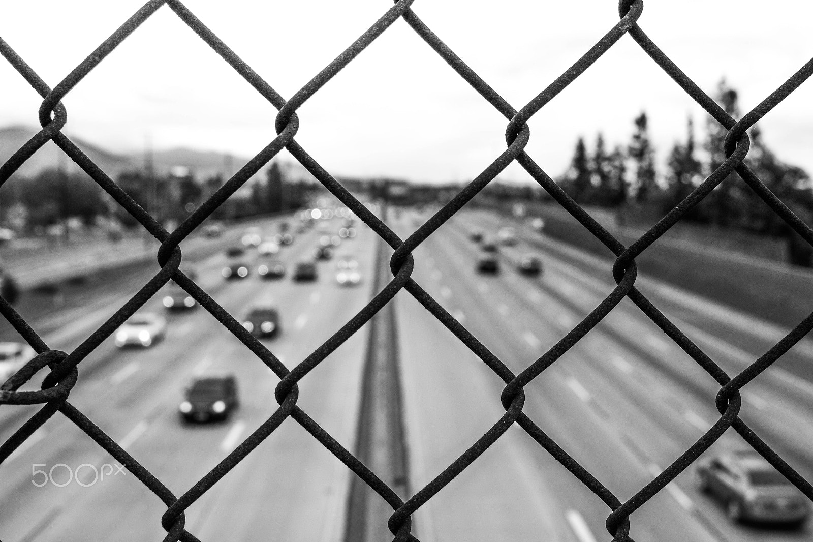 Canon EOS 550D (EOS Rebel T2i / EOS Kiss X4) + Canon EF-S 18-55mm F3.5-5.6 IS STM sample photo. Highway fence photography