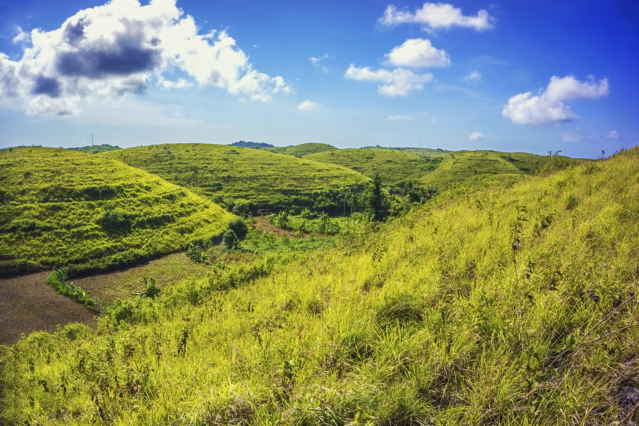 Sony Alpha NEX-7 + Sony E 16-50mm F3.5-5.6 PZ OSS sample photo. Real life teletubbies hills photography