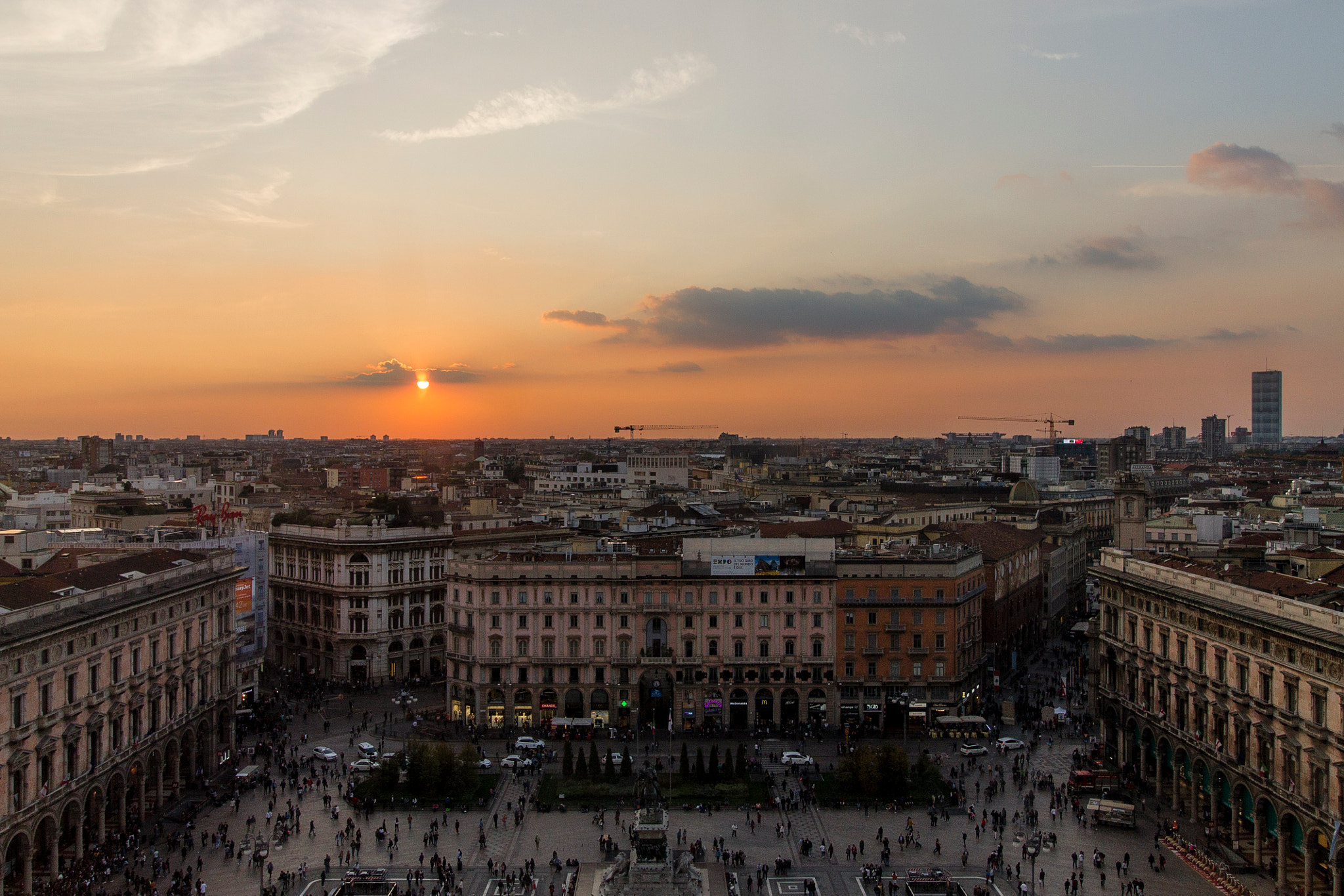 Canon EF-S 10-18mm F4.5–5.6 IS STM sample photo. Sunset in milan photography