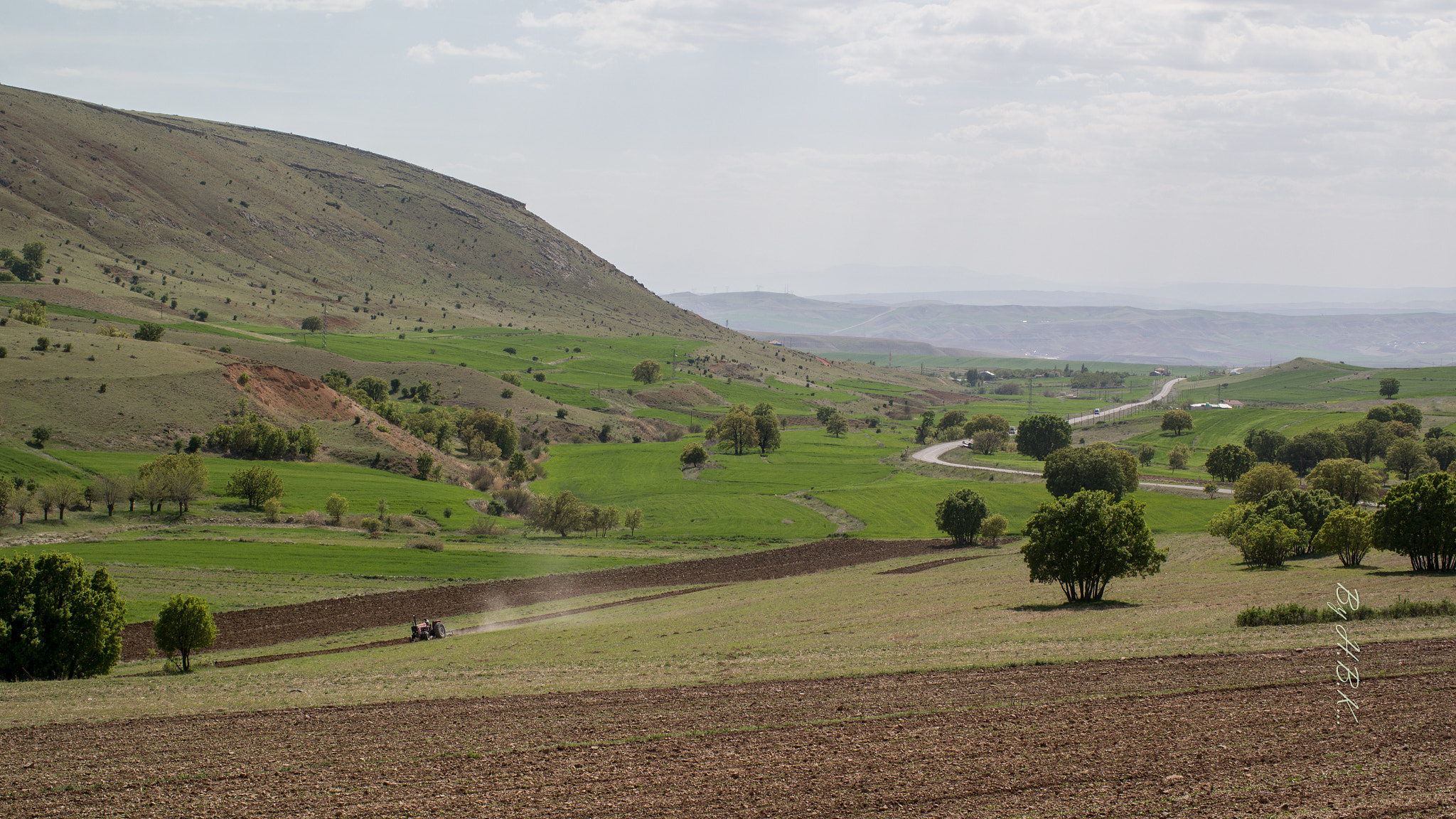 Samsung NX300 + NX 45mm F1.8 [T6] 2D/3D sample photo. Farmer works the ground photography