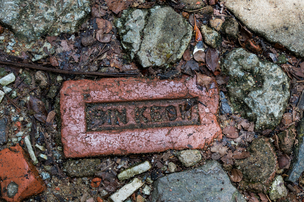 Sony a6300 + Sony Vario-Tessar T* FE 16-35mm F4 ZA OSS sample photo. History through an old brick photography