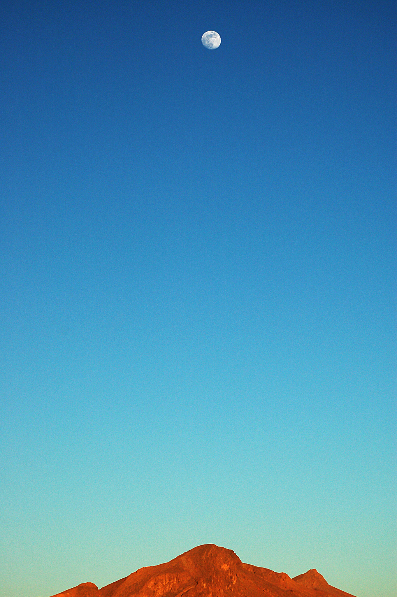 Nikon D50 + AF Zoom-Nikkor 80-200mm f/4.5-5.6D sample photo. Moon and mountain photography