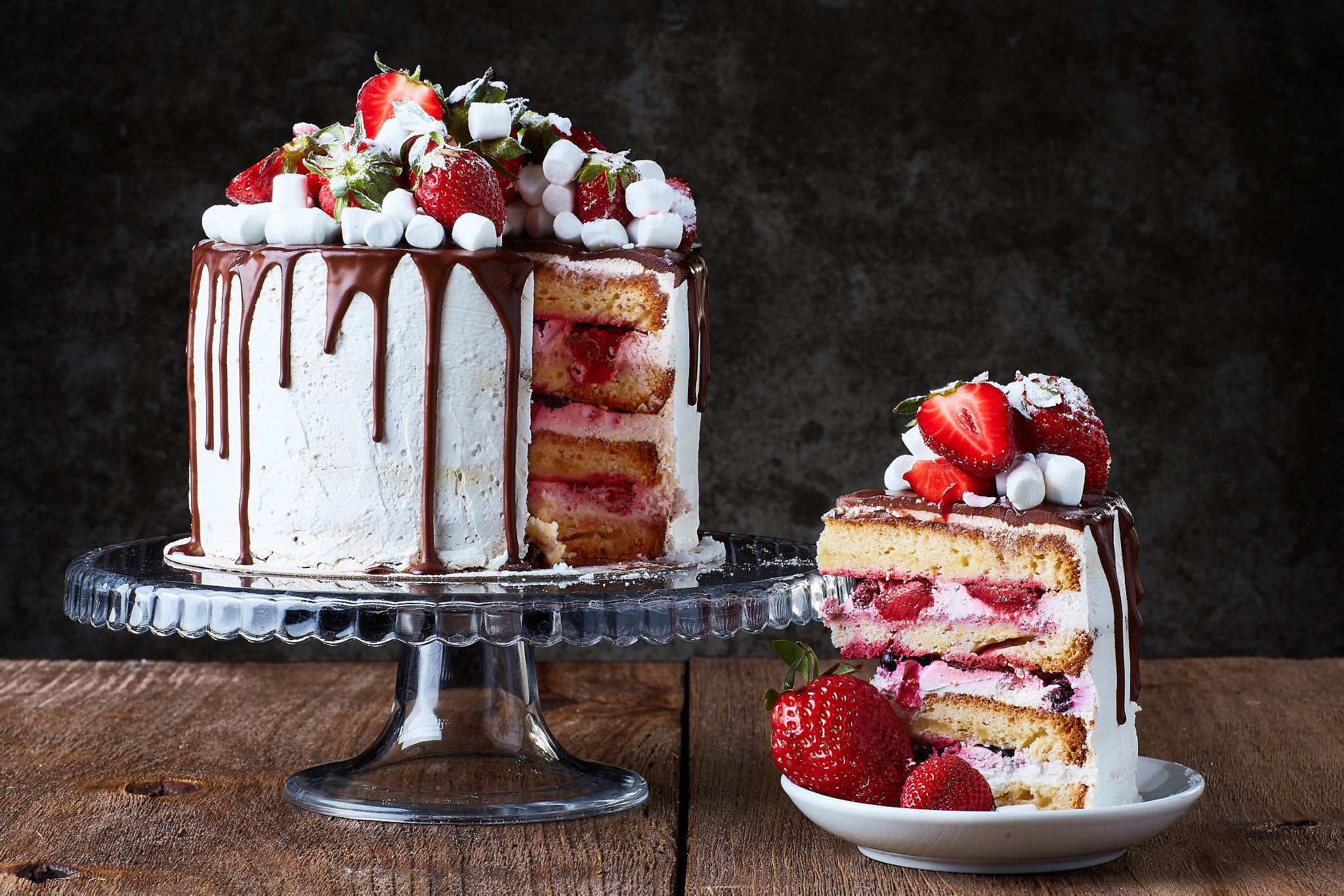 Canon EF 85mm F1.2L II USM sample photo. Strawberry cake photography