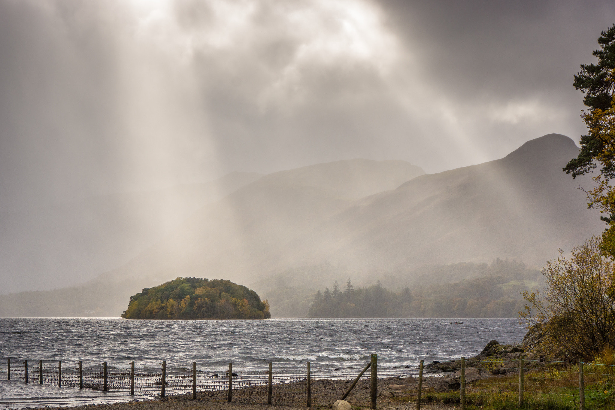 Sony Alpha NEX-7 + Sony E 16-50mm F3.5-5.6 PZ OSS sample photo. Heavy showers at derwentwater photography