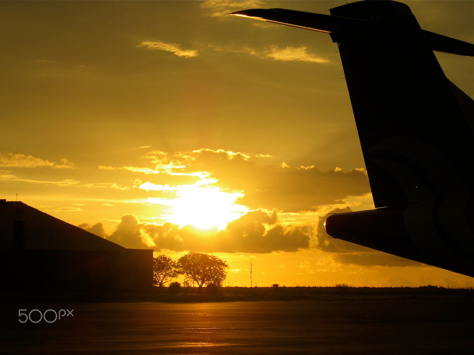 Canon PowerShot SD940 IS (Digital IXUS 120 IS / IXY Digital 220 IS) sample photo. Sunny airport photography