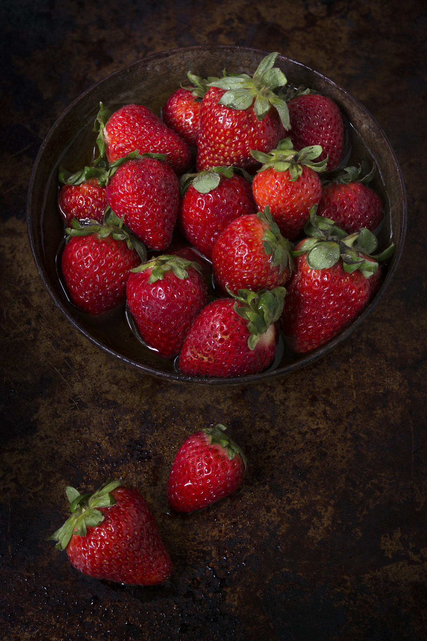 Nikon D7100 + Nikon AF-S Nikkor 28-70mm F2.8 ED-IF sample photo. Whole strawberries on a rustic plate and table top photography