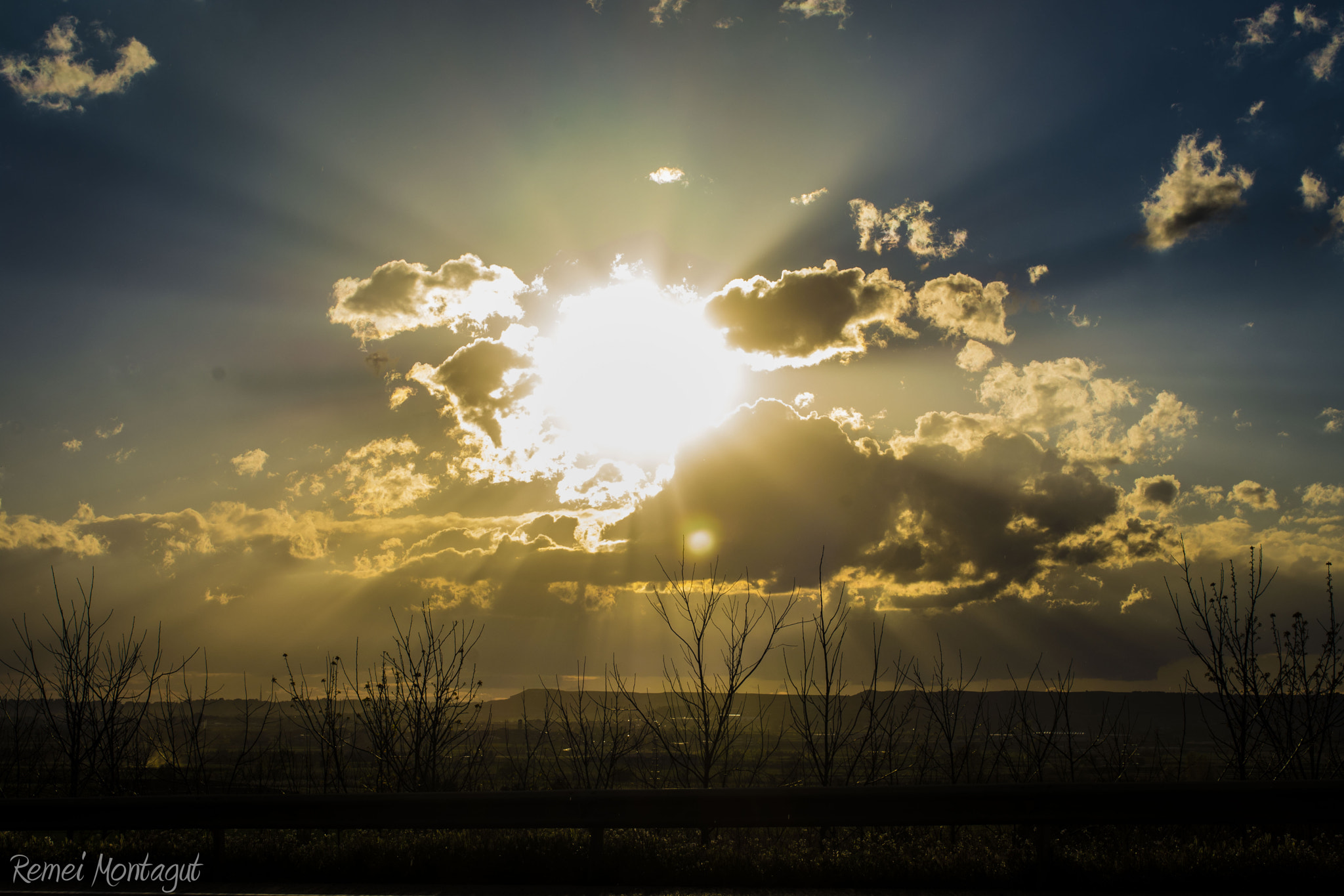 Nikon D7200 + Sigma 50mm F1.4 EX DG HSM sample photo. Sol entre nubes photography