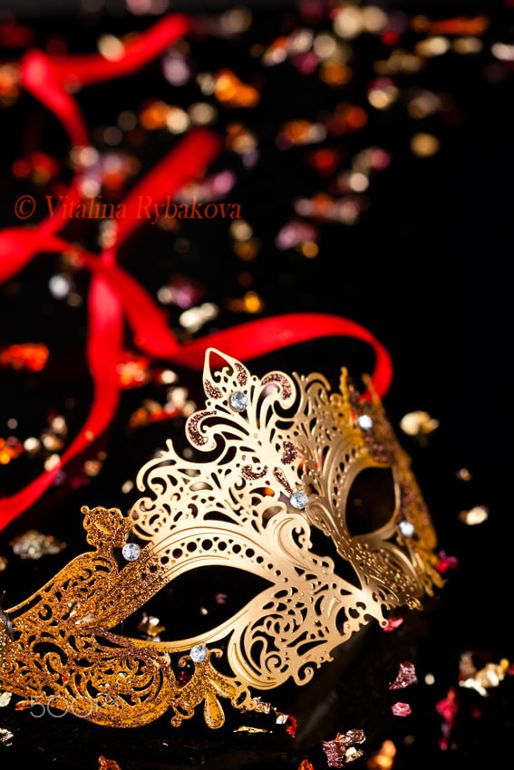 Canon TS-E 90mm F2.8 Tilt-Shift sample photo. Golden carnival mask. photography