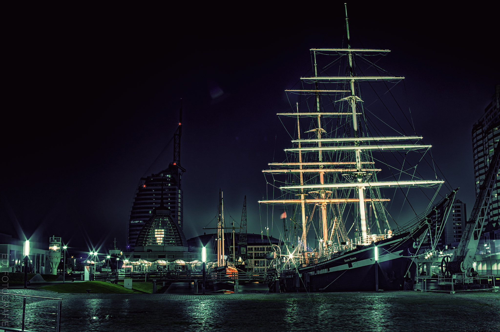 Sony SLT-A58 sample photo. Night at bremerhaven photography
