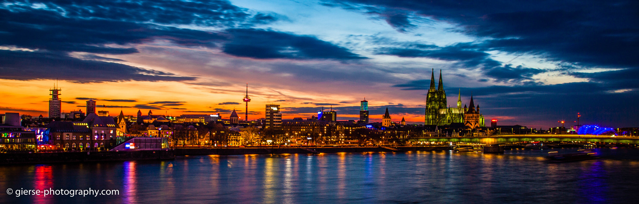 Sigma 17-35mm f/2.8-4 EX DG Aspherical HSM sample photo. Cologne at night photography