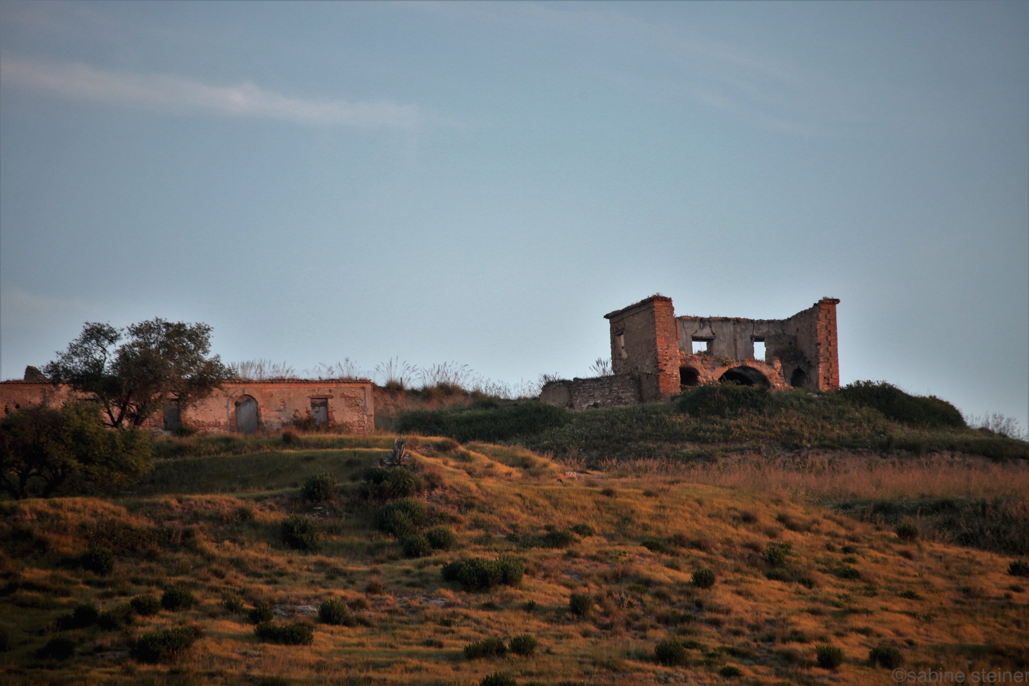 Canon EF 70-300mm F4-5.6 IS USM sample photo. Ruin on sunrise photography