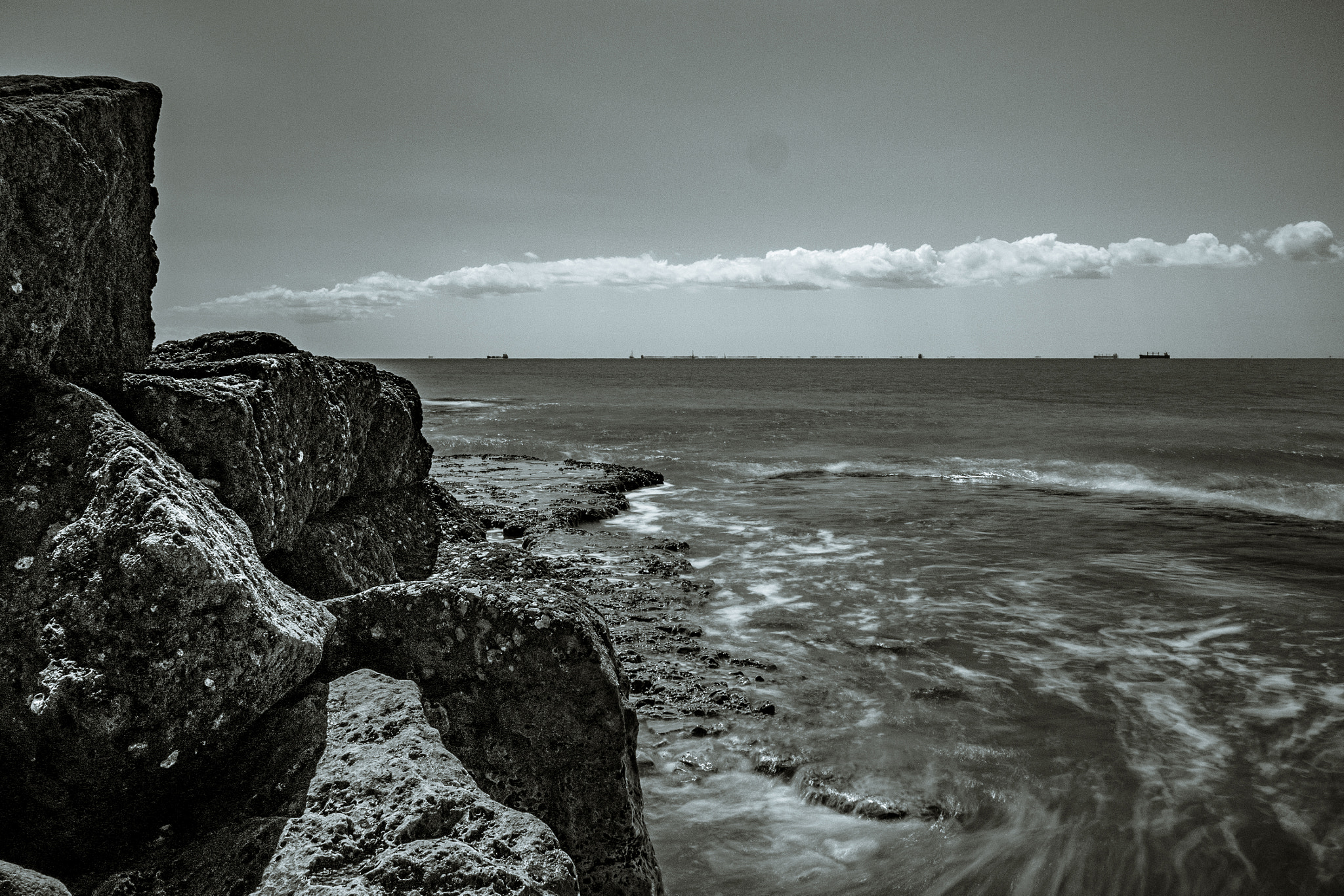 Panasonic Lumix DMC-G7 + LUMIX G 20/F1.7 II sample photo. B&w le shot @la rochelle, chef de baie photography