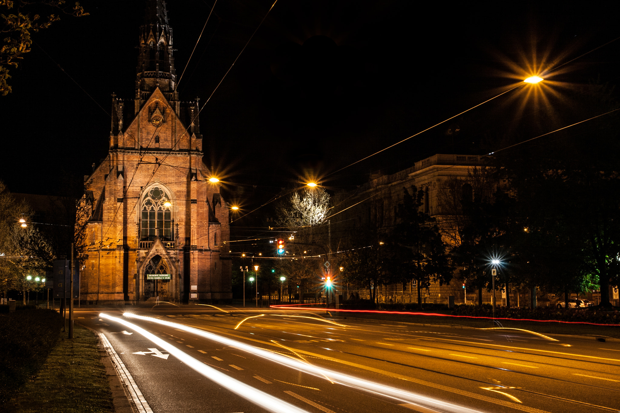 Canon EOS 400D (EOS Digital Rebel XTi / EOS Kiss Digital X) sample photo. Night rush in brno photography