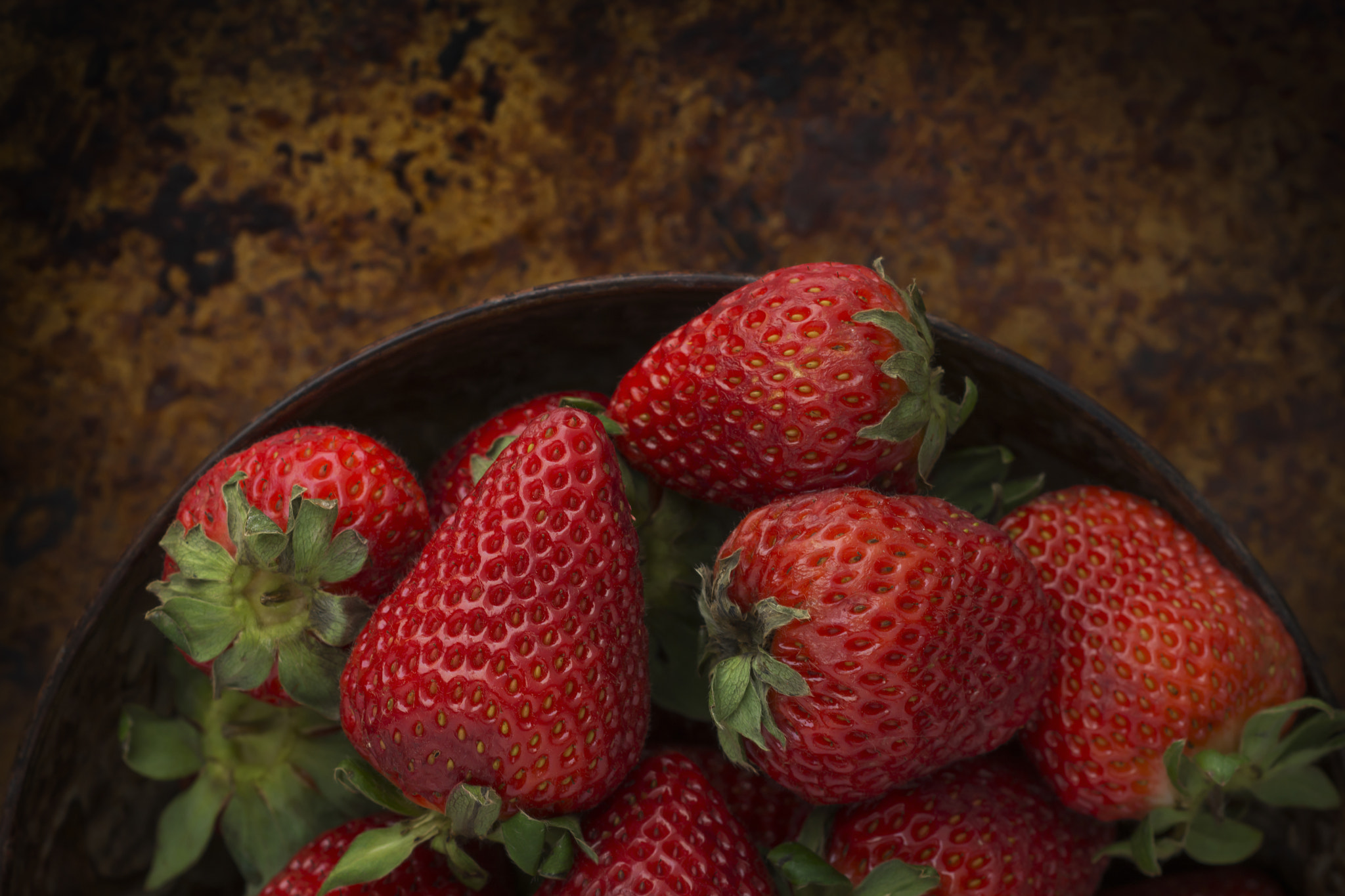 Nikon D7100 + Nikon PC-E Micro-Nikkor 85mm F2.8D Tilt-Shift sample photo. Strawberries in a bowl on a rustic background photography