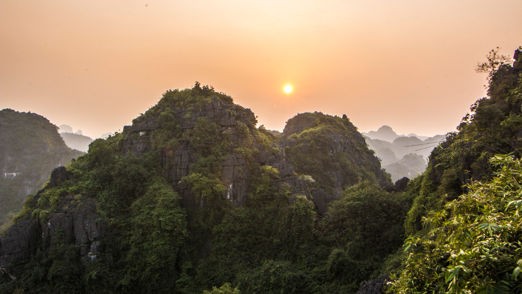 Canon EF-S 10-18mm F4.5–5.6 IS STM sample photo. Sunset mountains in ninh binh, vietnam photography